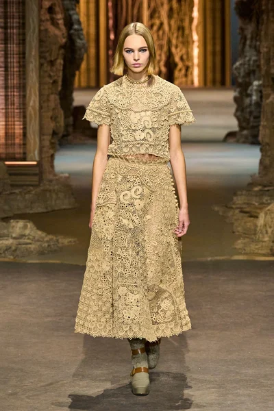 Look 77